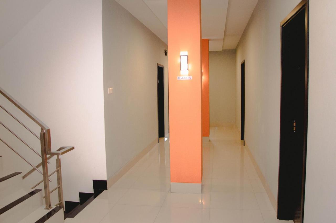 Oyo 592 Budget Hotel By The Harbour Padang  Exterior foto